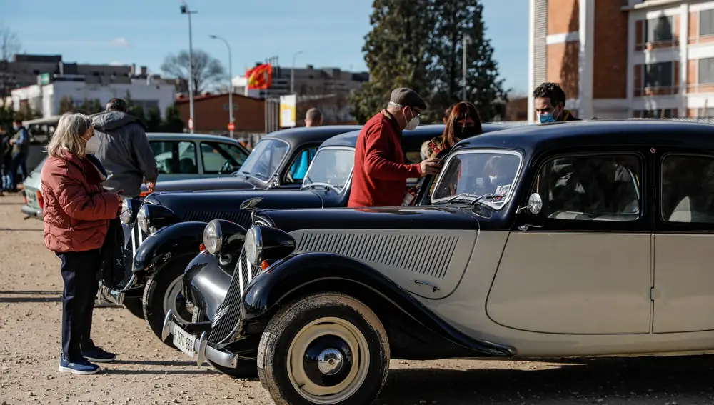 Alcalá de Henares acoge el VII encuentro de solidario de de vehículos clásicos e históricos en el aparcamiento de la antigua fábrica de GAL en cuyo interior se acoge el Museo de la Moto Made in Spain.