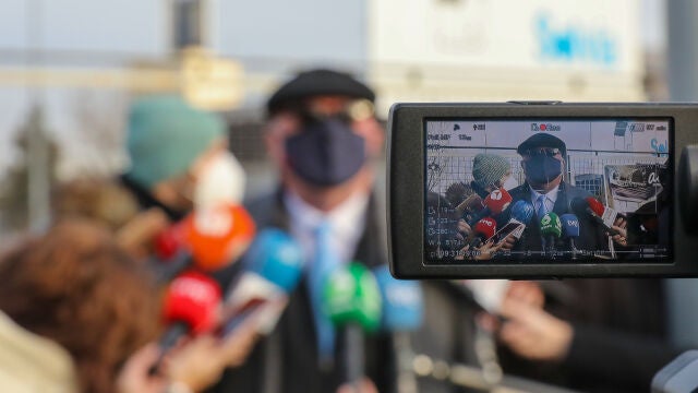 El comisario jubilado José Manuel Villarejo responde a los medios a su llegada para declarar a una nueva sesión del juicio por la operación ‘Tándem’, en la Audiencia Nacional, a 10 de enero de 2022