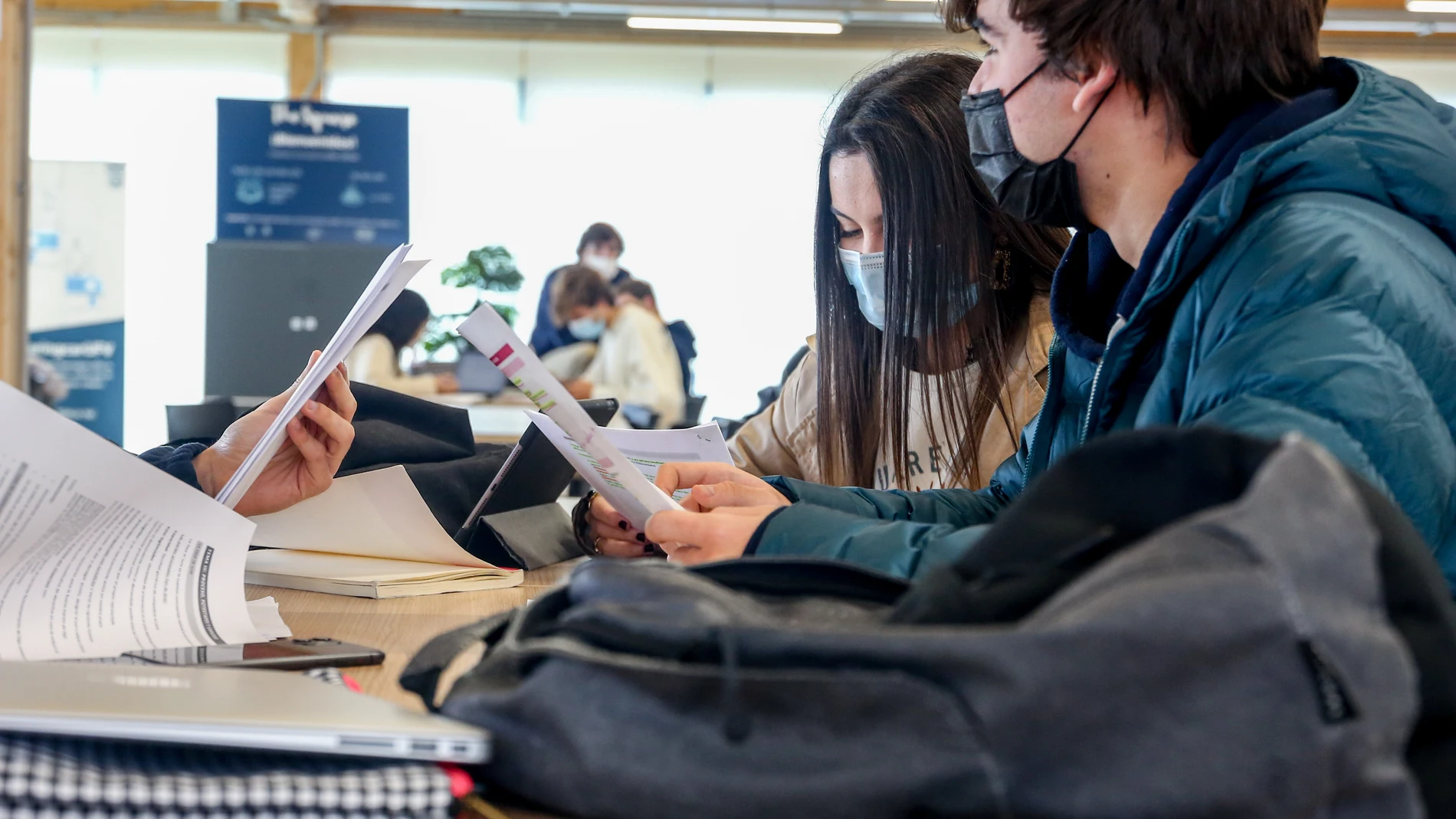 Varios alumnos estudian en el Campus de la Universidad Francisco de Vitoria (UFV) en Madrid