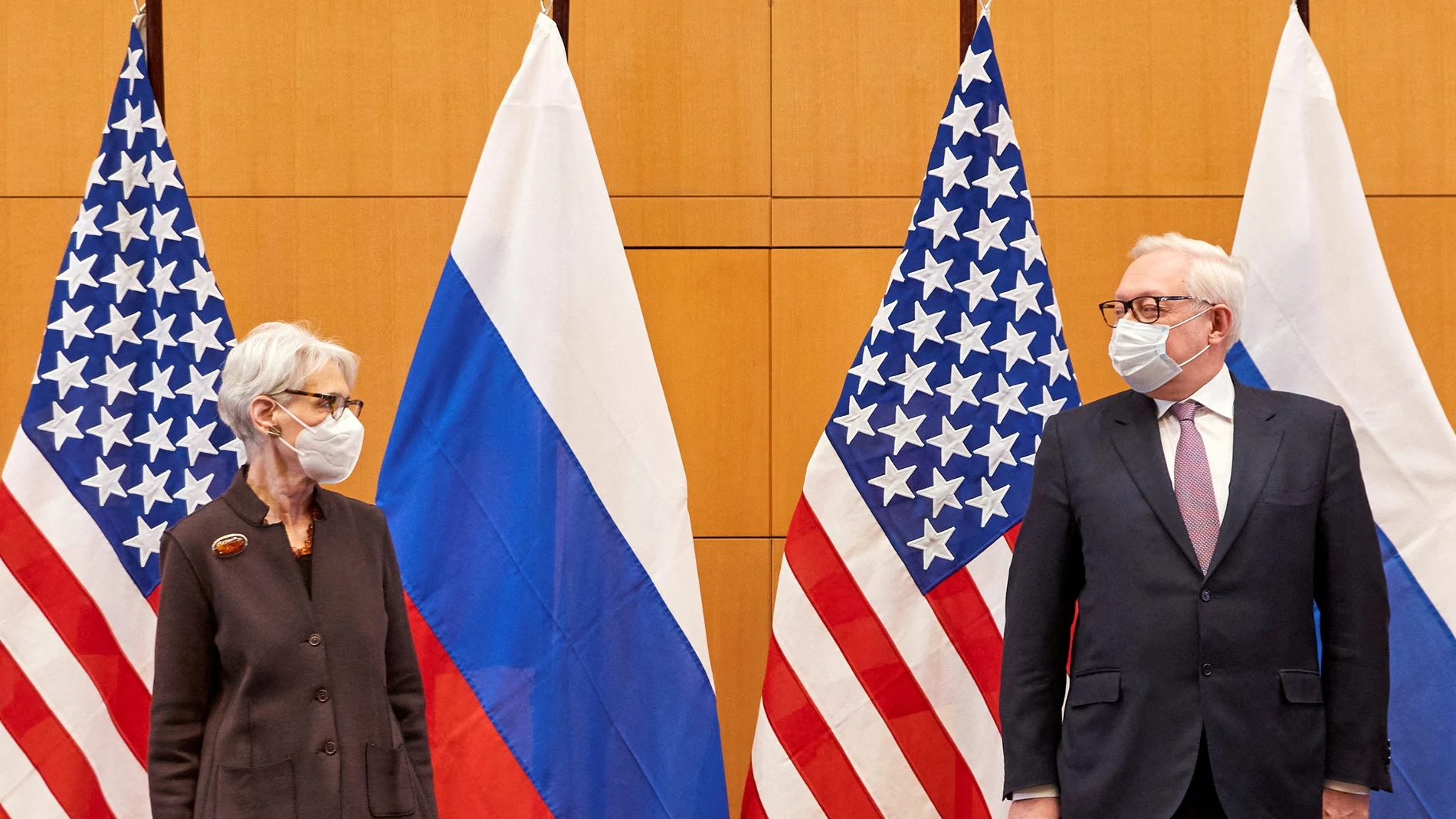 La secretaria de Estado adjunta de Estados Unidos, Wendy Sherman, y el viceministro de Asuntos Exteriores de Rusia, Sergei Riabkov