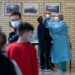 Varios sanitarios realizan test de antígenos