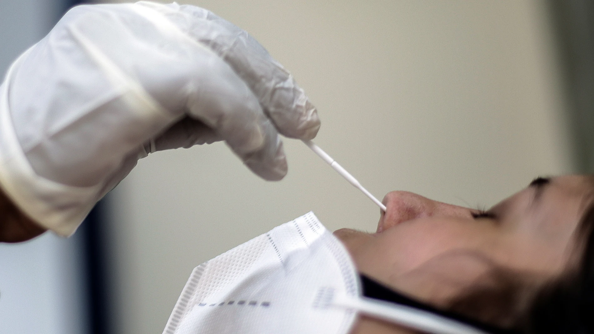 Una mujer realiza el examen PCR de la covid19, en un centro de salud de Río de Janeiro.