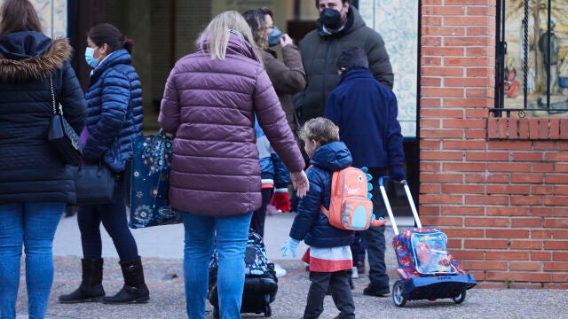 Una madre deja a su hijo en la puerta del colegio