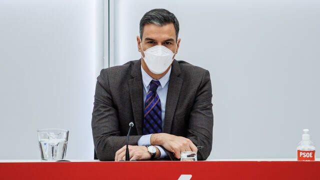 Sánchez, ahora, intenta besar menos