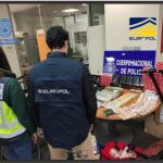 Agentes de Policía ante algunos de los objetos que se han incautado
