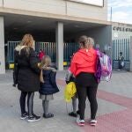 Varias madres acompañan a sus hijos al colegio en Murcia