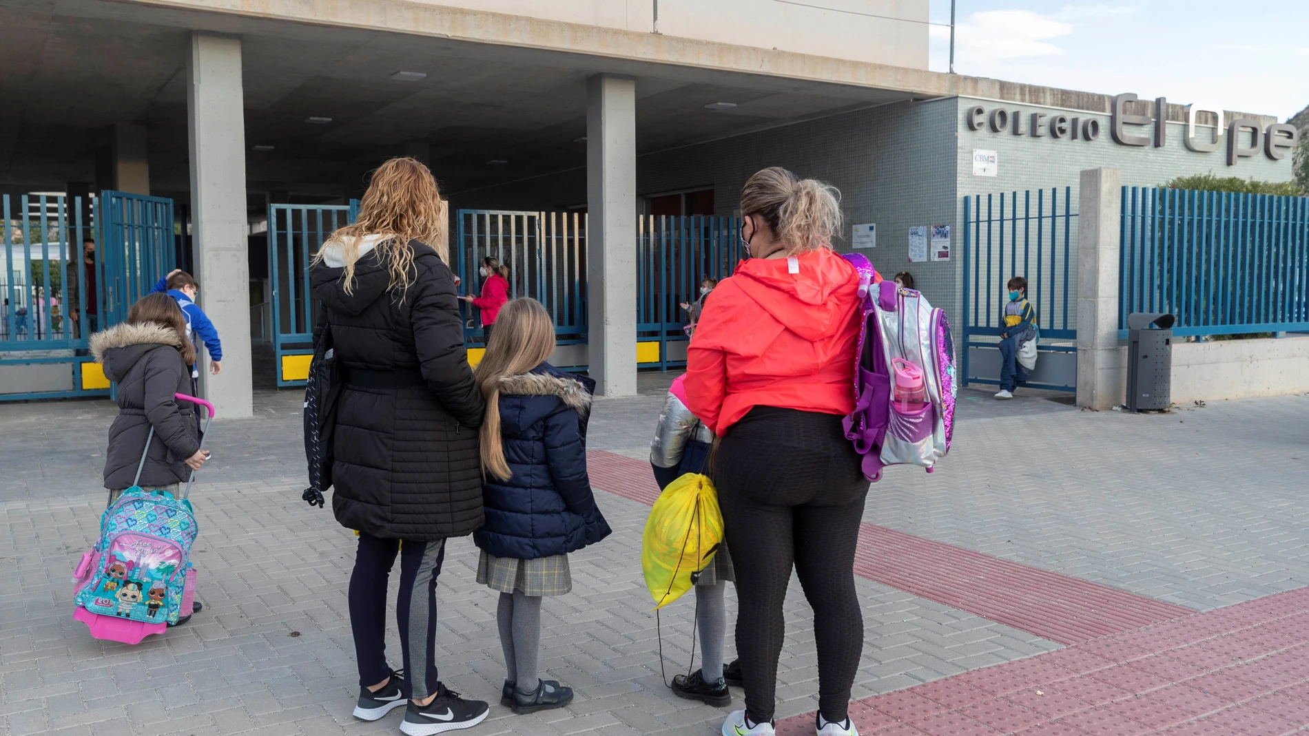Varias madres acompañan a sus hijos al colegio en Murcia
