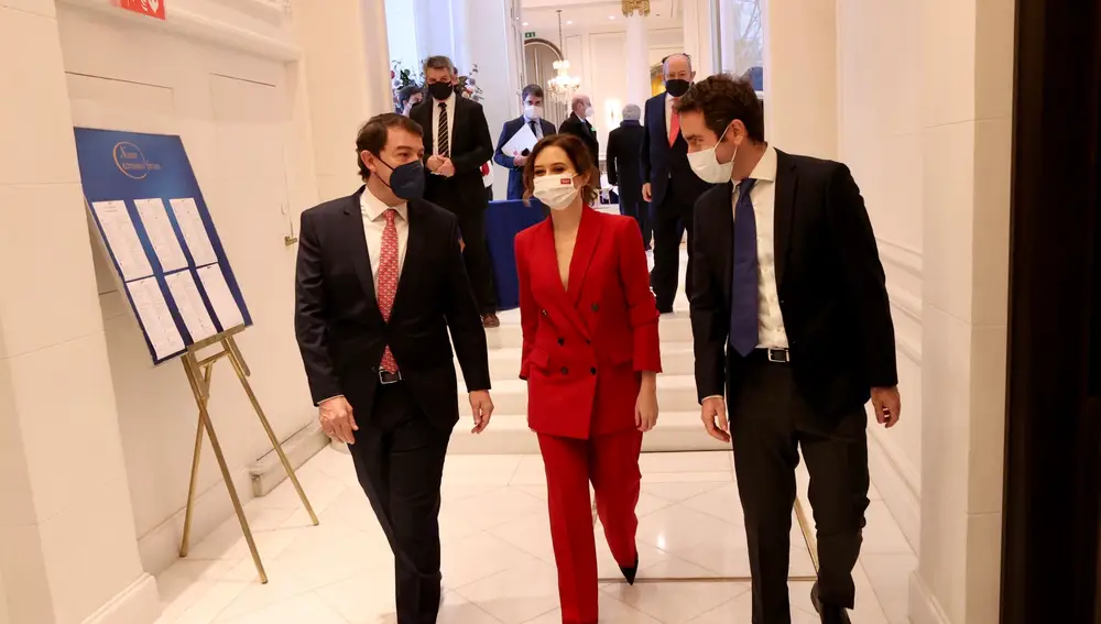 El presidente de la Junta de Castilla y León, Alfonso Fernández Mañueco, presenta a la presidenta de la Comunidad de Madrid, Isabel Díaz Ayuso, y Teodoro García Escudero