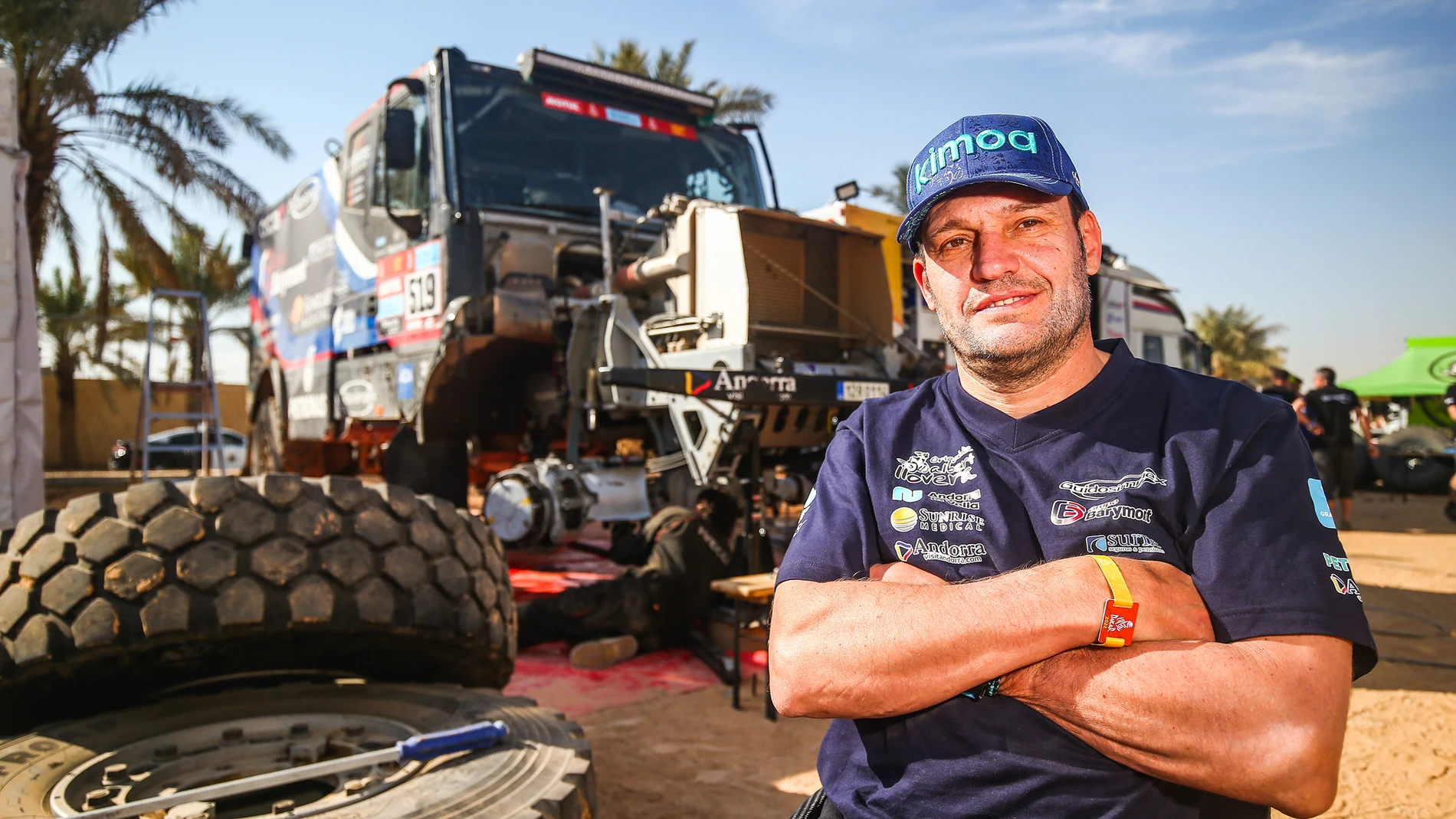 Albert Llovera, junto al camión Iveco con el que ha participado en el Dakar 2022