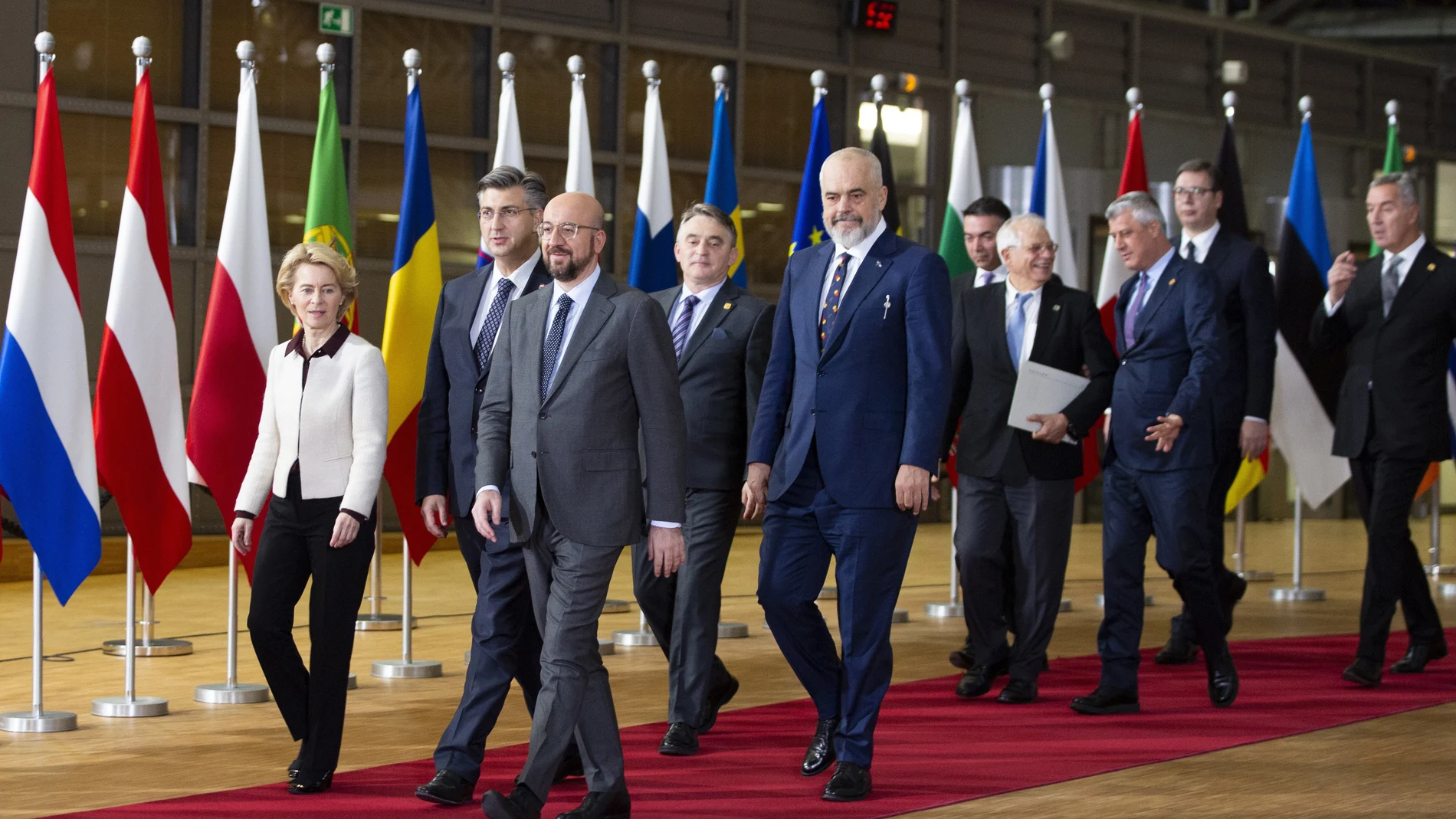 El presidente del Consejo Europeo, Charles Michel, a la derecha, y la presidenta de la Comisión Europea, Ursula von der Leyen, lideran un encuentro con los líderes de los Balcanes. Al fondo, el socialista Josep Borrell