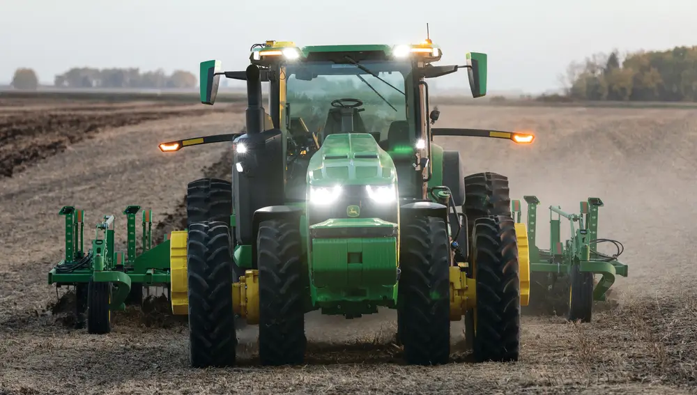 El tractor autónomo es un modelo 8R equipado con las cámaras y sensores necesarios.
