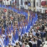 Cortejo de nazarenos de la hermandad de la Hiniesta, en Sevilla, durante el Domingo de Ramos de 2018