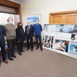 El Jurado posa con la obra ganadora de la bilbaína Ana Riaño