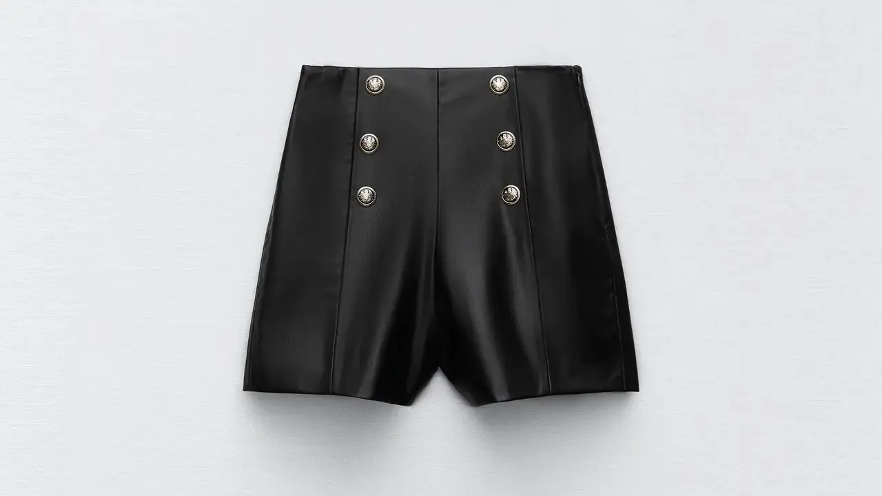 Bermudas efecto cuero.