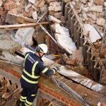 Un grupo de bomberos trabajan en el derrumbe de un edificio de tres plantas en la calle San Acisclo de Córdoba donde han resultado heridos tres trabajadores. EFE/ Salas