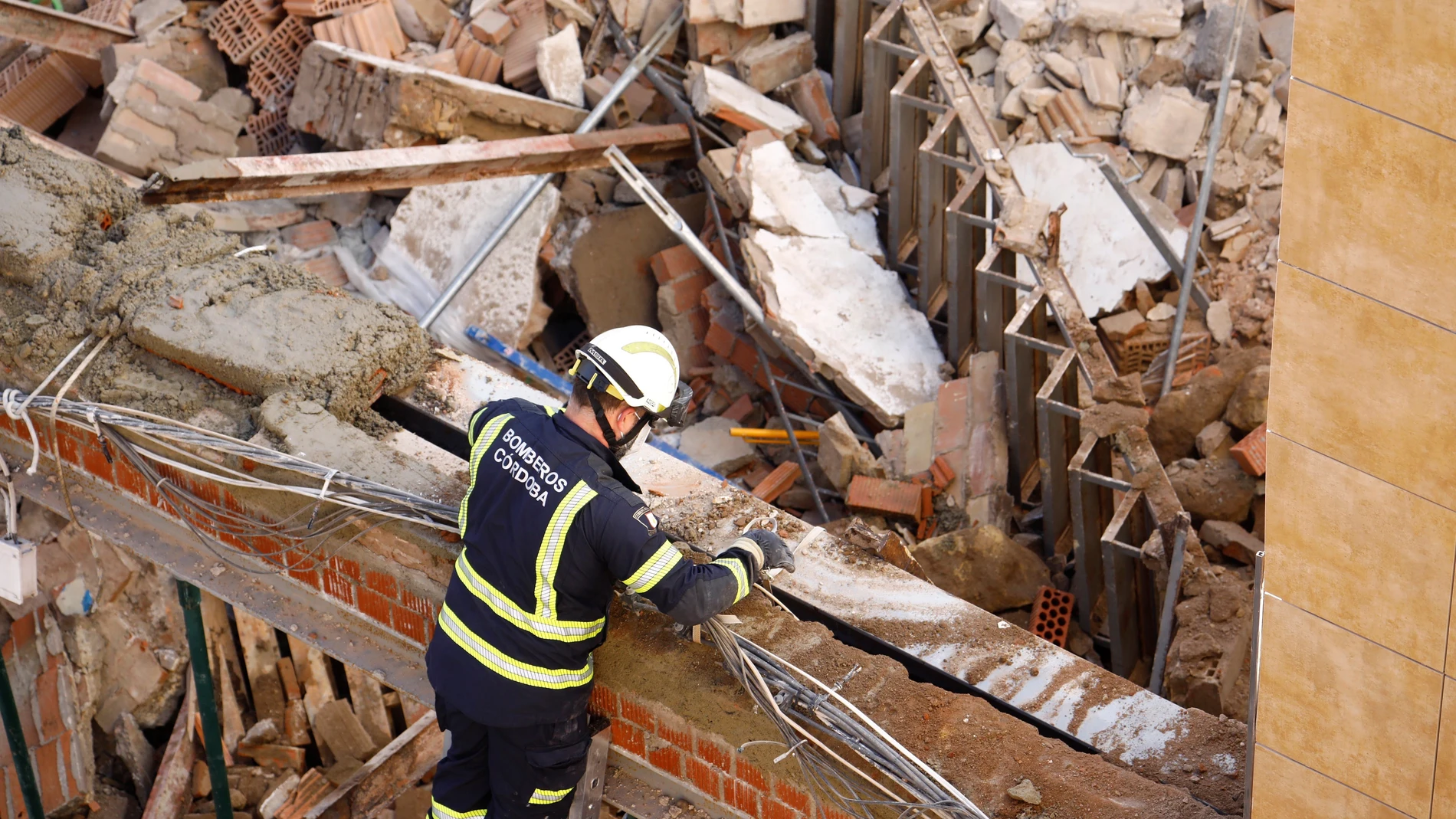 Un grupo de bomberos trabajan en el derrumbe de un edificio de tres plantas en la calle San Acisclo de Córdoba donde han resultado heridos tres trabajadores. EFE/ Salas