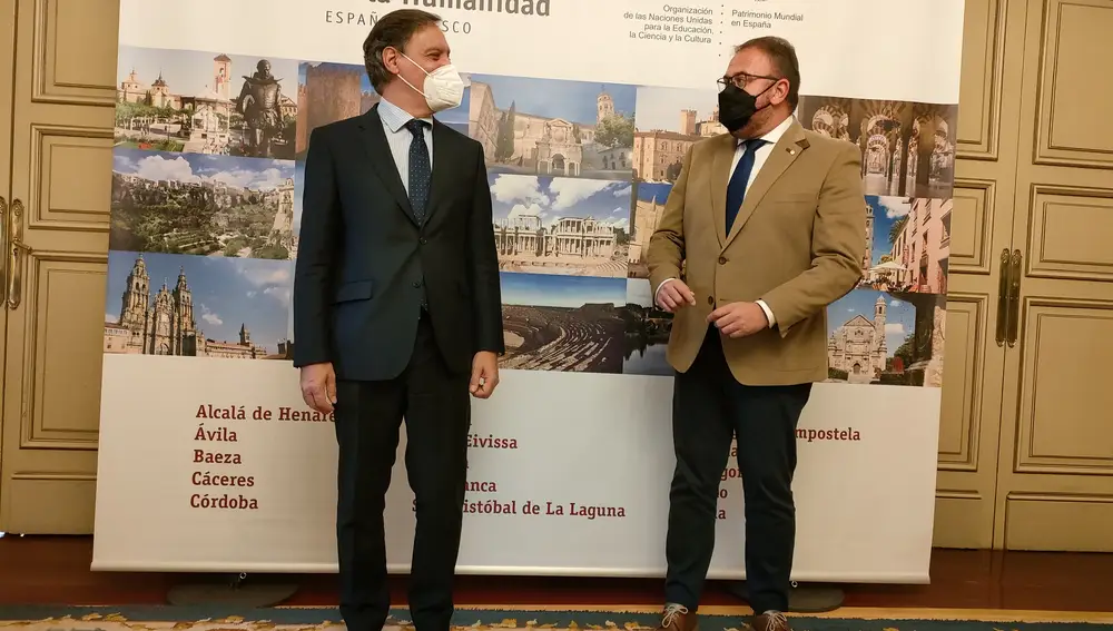 El alcalde de Salamanca (i), Carlos García Carbayo, junto al alcalde de Mérida, Antonio Rodríguez (d), en el Ayuntamiento de Salamanca.
EUROPA PRESS
11/01/2022