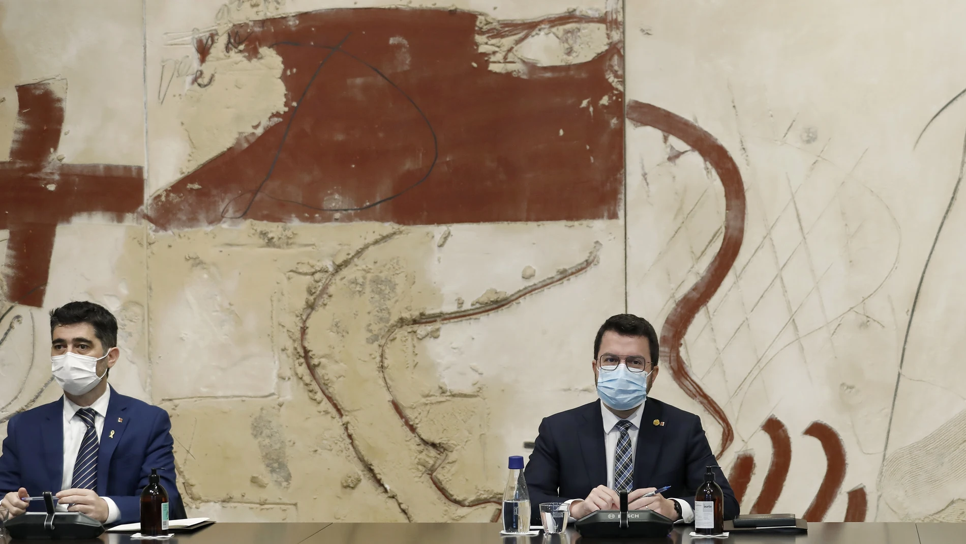 El presidente de la Generalitat, Pere Aragonés (d), junto al vicepresidente del Govern y conseller de Políticas Digitales, Jordi Puigneró (i)