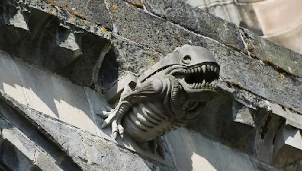 Alien en la Abadía escocesa de Paisley