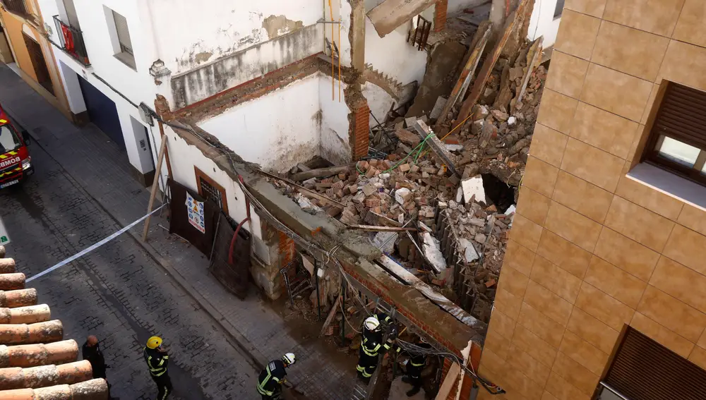 El derrumbe de un edificio de tres plantas en la calle San Acisclo de Córdoba. EFE/ Salas