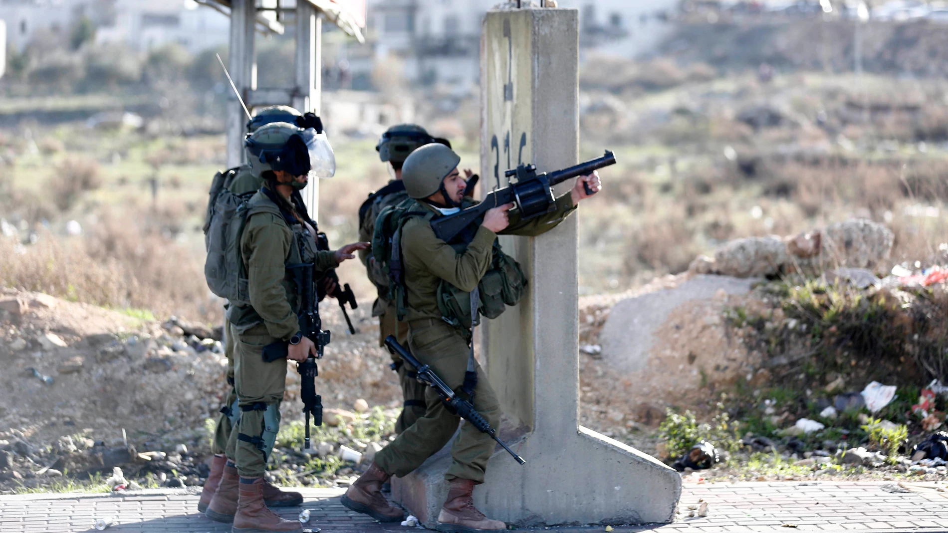 Soldados israelíes apuntan con sus armas a palestinos en Cisjordania en una foto de archivo