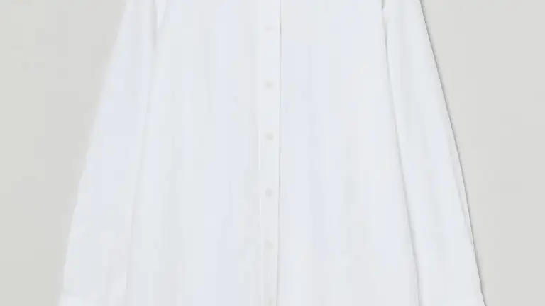 Camisa blanca de estilo oxford.