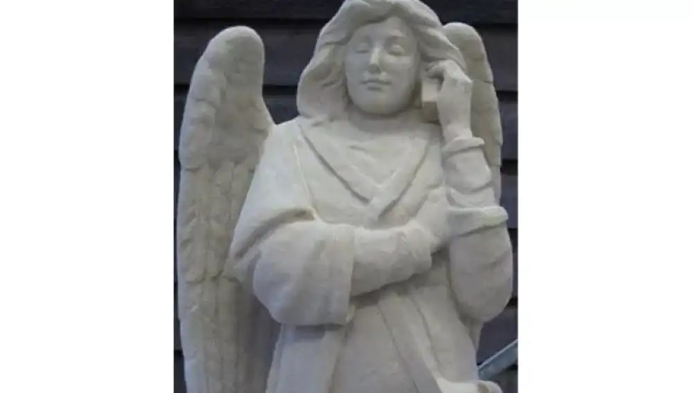 El ángel hablando por el móvil en la catedral católica de San Juan Evangelista en Holanda