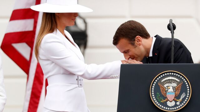 Melania Trump, junto a Macron en 2018, vistiendo el sombrero que ahora sale a subasta