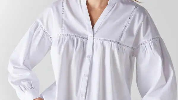 Camisa blanca con detalles románticos.