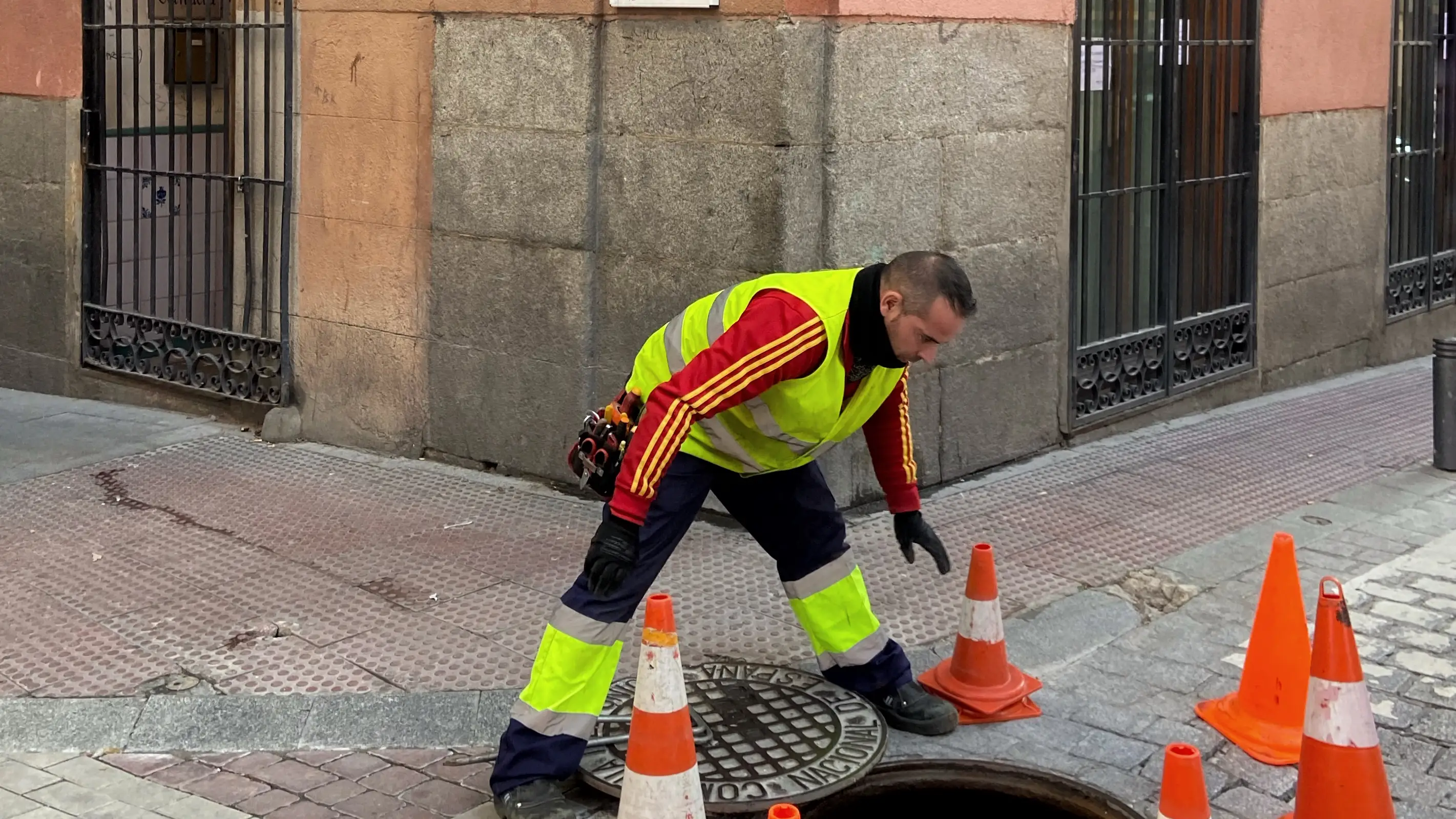 Un trabajador frente al Tablao de El Candela el día de su cierre, a 11 de enero de 2022