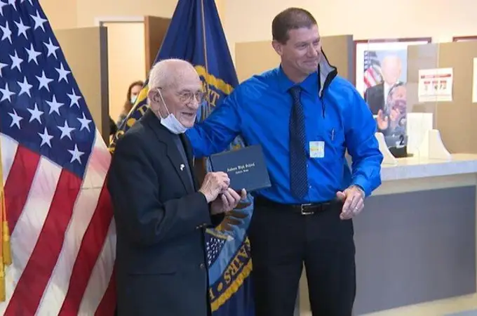 Se gradúa de la secundaria a los 98 años: el sueño cumplido de un veterano de la Segunda Guerra Mundial