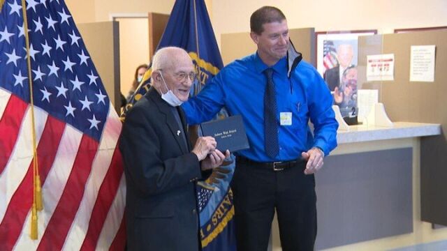 Donald Huisenga obtuvo su diploma honorífico durante una ceremonia en un hospital para veteranos de la guerra