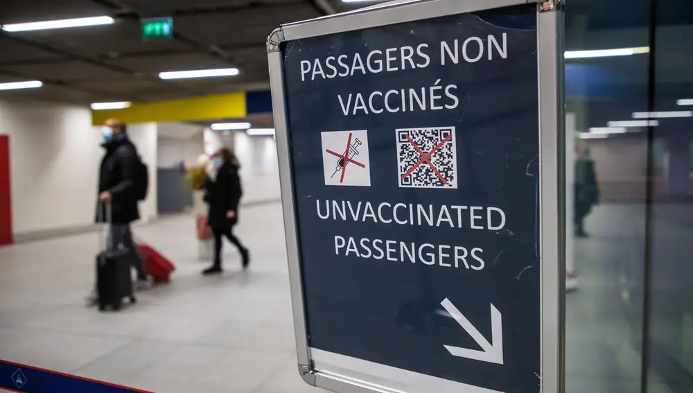 Señales de control de viajeros en un aeropuerto francés