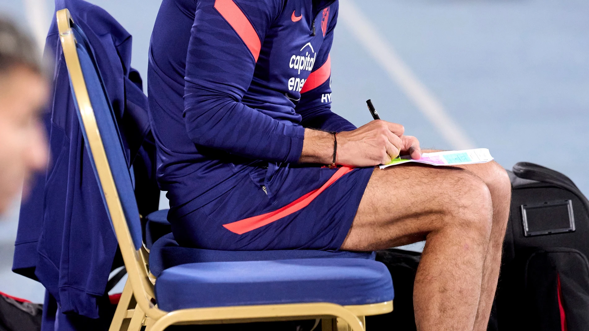 Simeone toma notas durante el último entrenamiento del Atlético