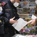 Dos policías comprueban un certificado Covid en Viena