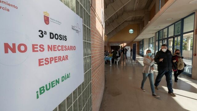 Varias personas tras ponerse la tercera dosis de la vacuna de Moderna contra el Covid 19