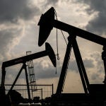 El precio del barril de petróleo impulsará al alza el precio de los carburantes