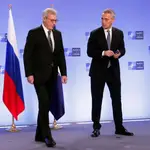 El viceministro de Asuntos Exteriores de Rusia, Alexander Grushko, y el Secretario General de la OTAN, Jens Stoltenberg, en el Consejo OTAN-Rusia celebrado en Bruselas