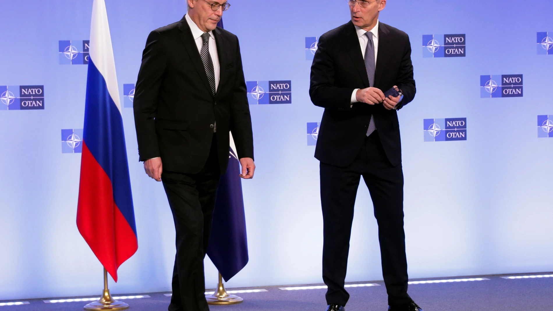 El viceministro de Asuntos Exteriores de Rusia, Alexander Grushko, y el Secretario General de la OTAN, Jens Stoltenberg, en el Consejo OTAN-Rusia celebrado en Bruselas