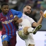 Ansu Fati pelea una pelota con Carvajal en la semifinal de la Supercopa