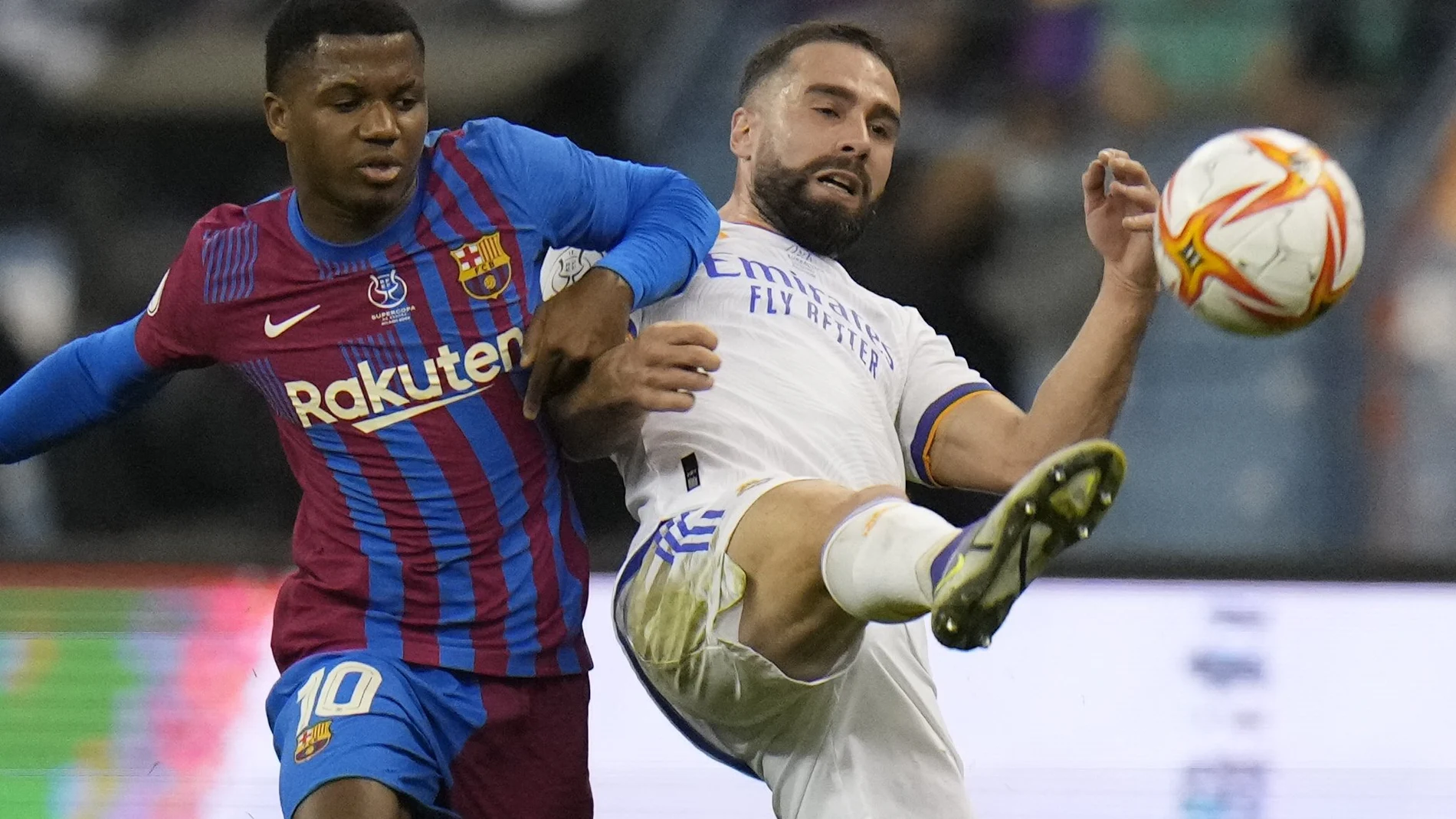 Ansu Fati pelea una pelota con Carvajal en la semifinal de la Supercopa