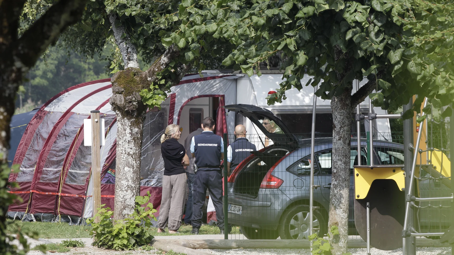 Policías e investigadores en el camping donde la familia británica asesinada pasaba sus vacaciones en Saint Jorioz, cerca de Annecy, en los Alpes franceses