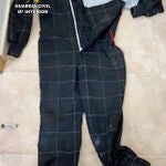 En el momento de su detención vestía un característico mono de fórmula 1, lo que permitió su vinculación con las amenazas ocurridas horas antes en un bar de La Palma-Cartagena