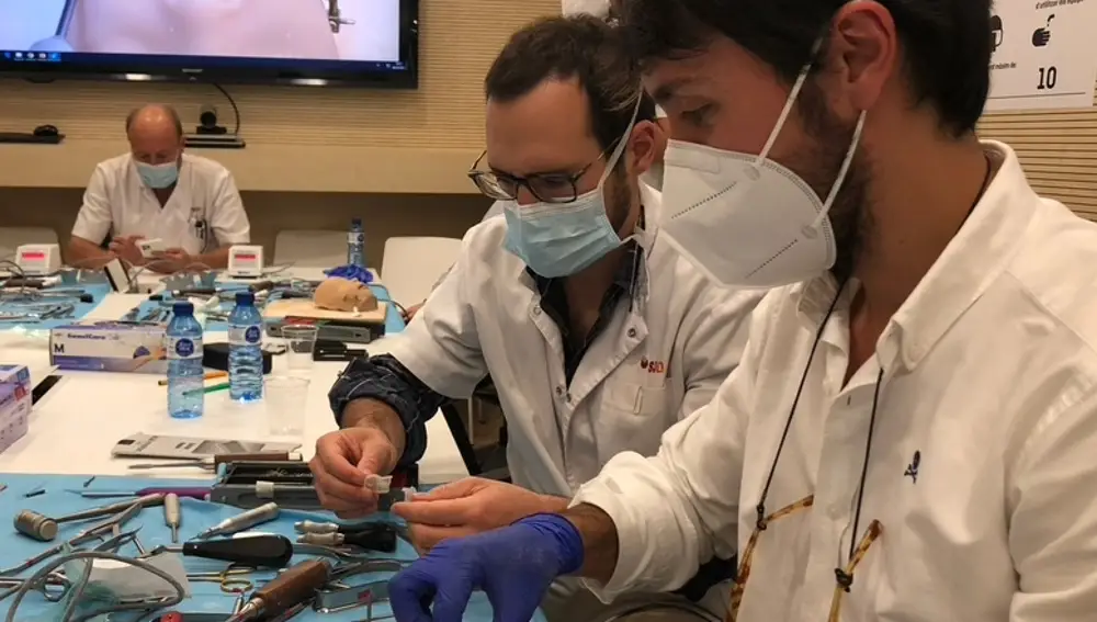Arnau Valls y el equipo de la Unidad 3 D de Sant Joan de Déu trabajan de forma coordinada para fabricar las reproducciones de órganos
