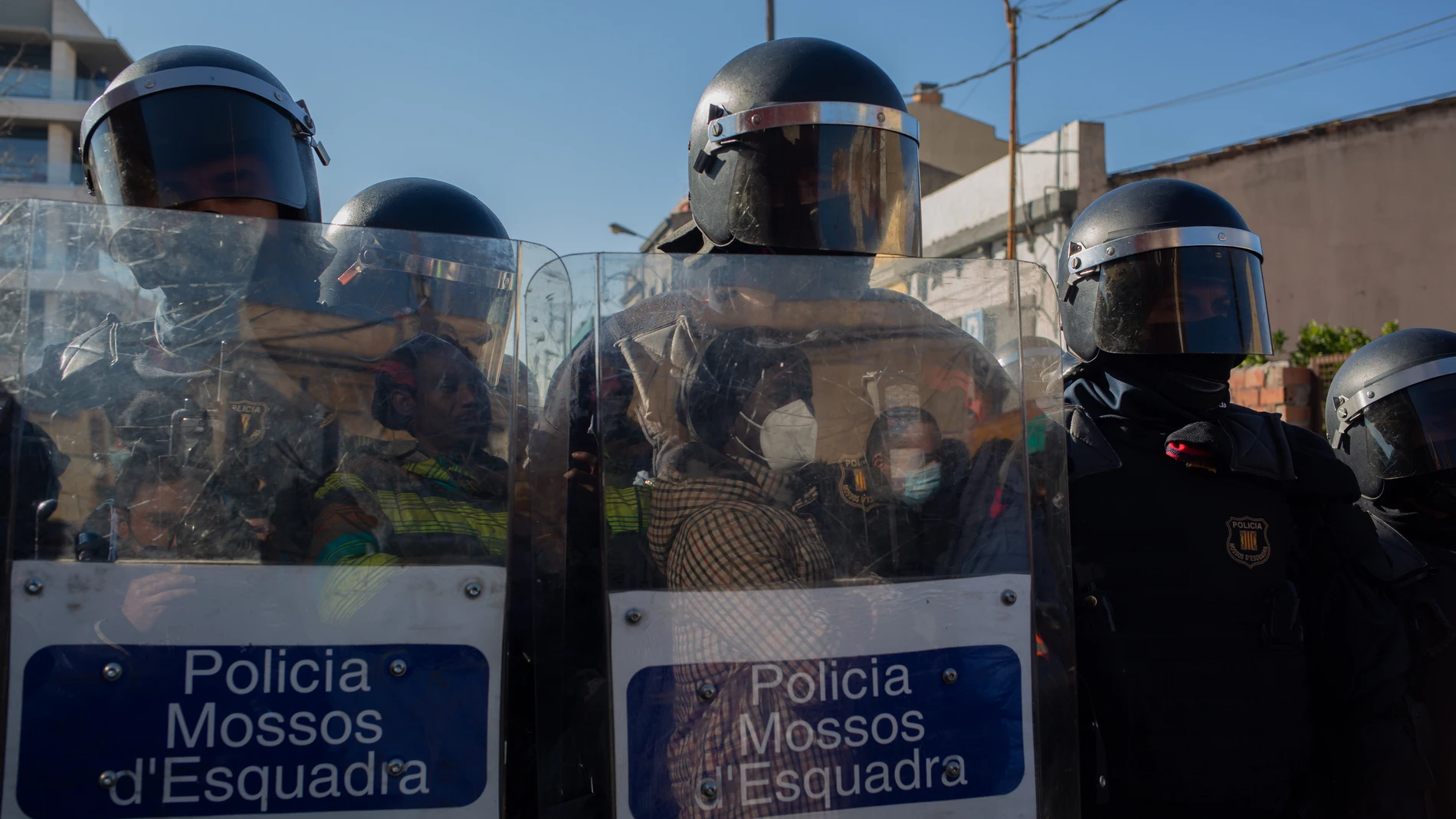 Los Mossos en un desalojo reciente de una nave okupada