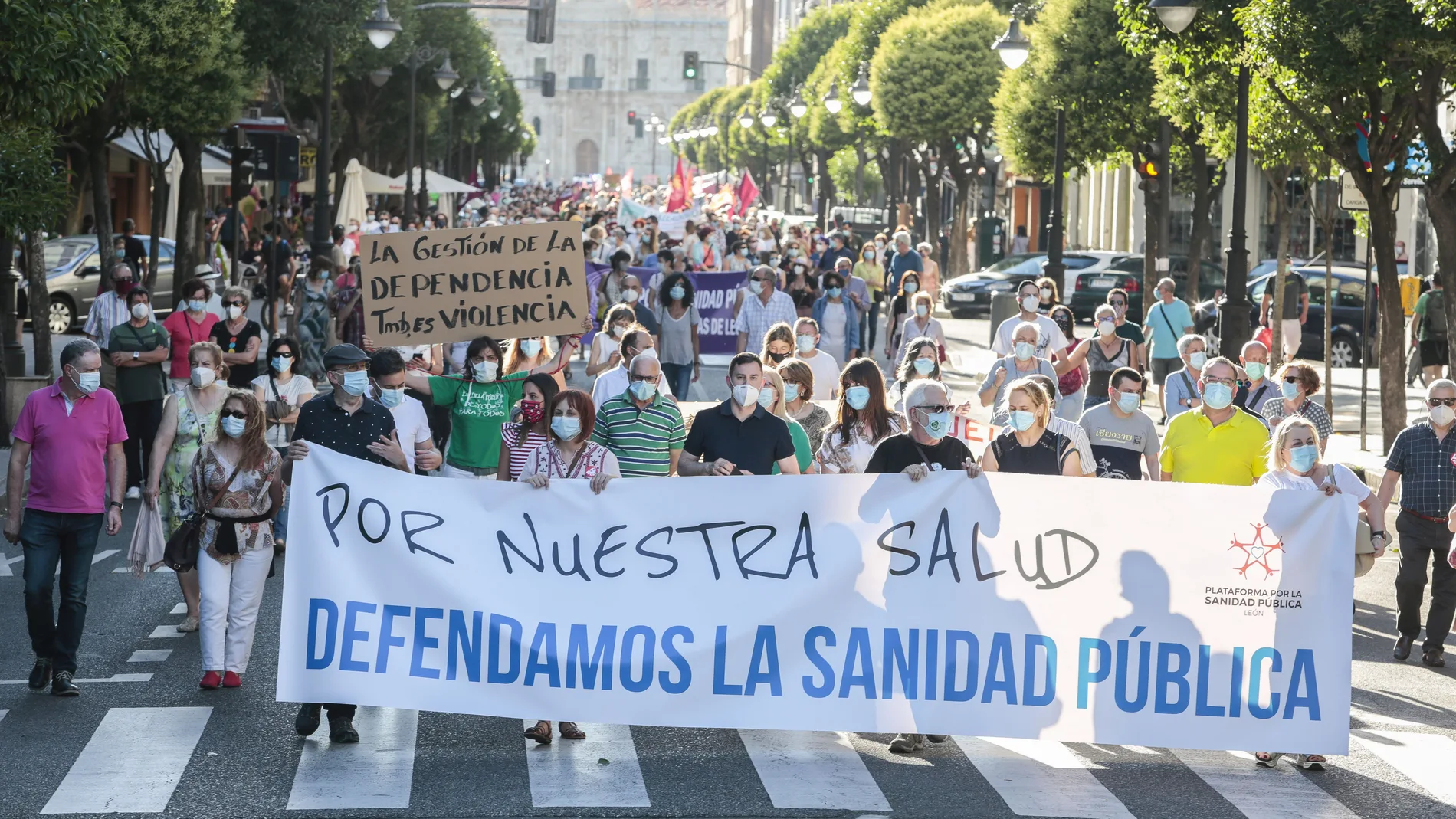 Manifestación en defensa del sistema público sanitario organizada por la Plataforma Social en Defensa de la Sanidad Pública de León, a 13 de enero de 2022