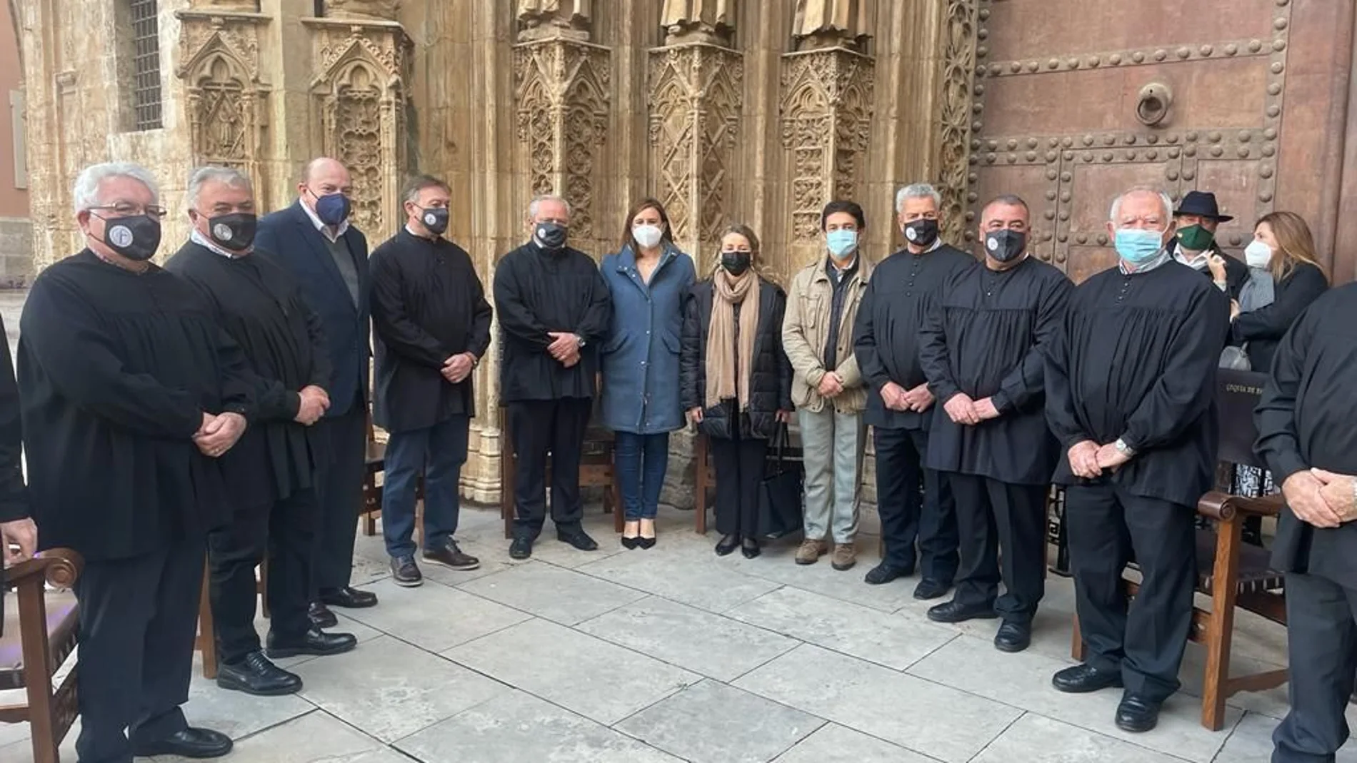 La síndica del PP en Les Corts, María José Catalá, con miembros del Tribunal de las Aguas de Valencia