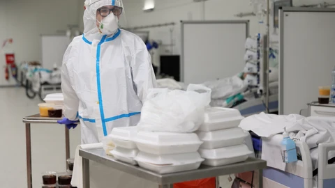 Un sanitario camina por uno de los módulos del Instituto Médico Militar de Varsovia, en Polonia
