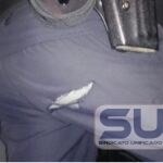 Roto enel pantalón de un agente de la Policía Nacional