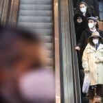 Gente con mascarilla en Madrid
